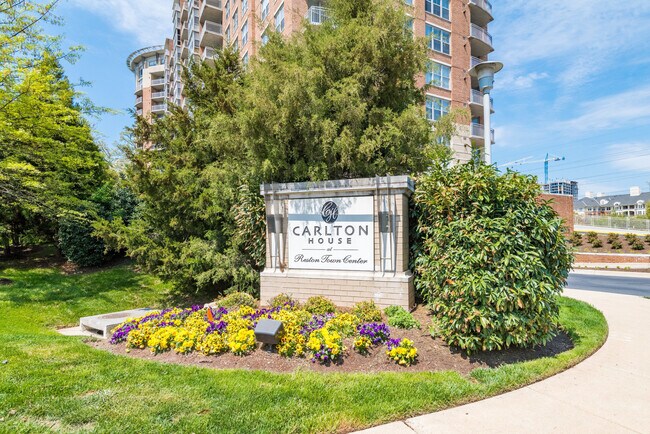 Foto del edificio - 11800 Sunset Hills Rd