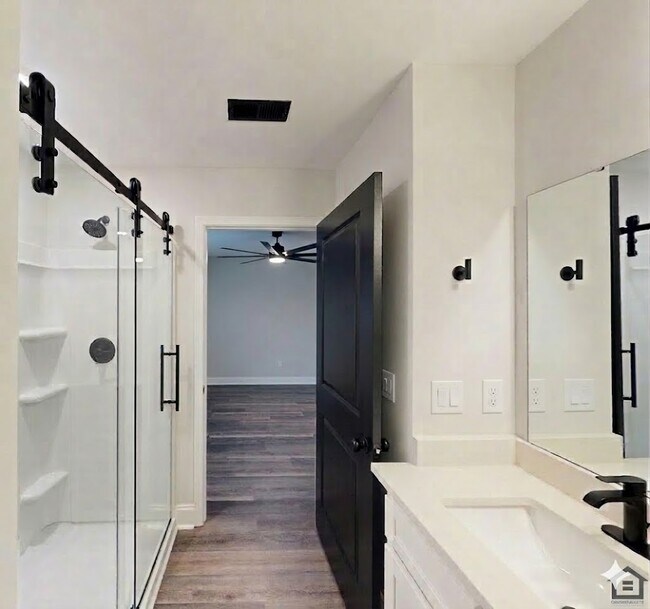 Foto del edificio - 219 Winding Chestnut Dr