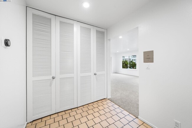 Building Photo - 695 Mariposa Ave