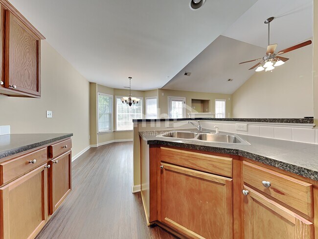 Foto del edificio - 2430 Joshua Ln