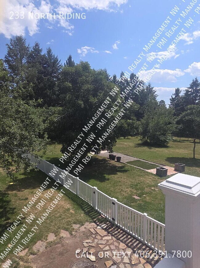 Building Photo - 233 North Riding-
