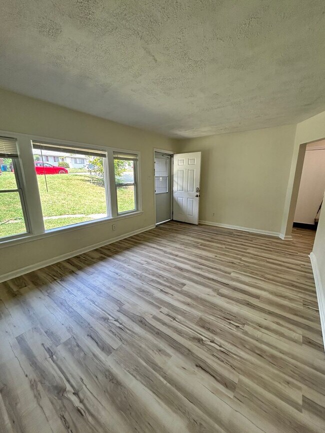 Building Photo - Large 3 bedroom in Hazelwood