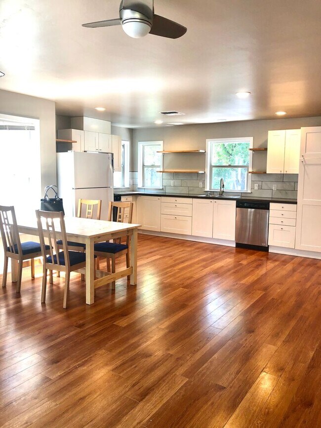 Building Photo - Recently renovated home near downtown Davis