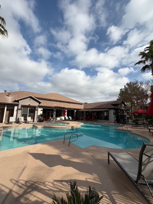 Foto del edificio - One bedroom condo in gated community