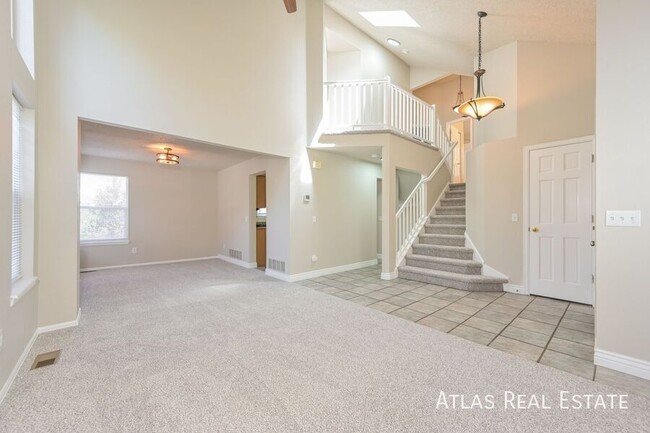 Building Photo - Beautiful 4 bed 3 bath entertainer's delig...