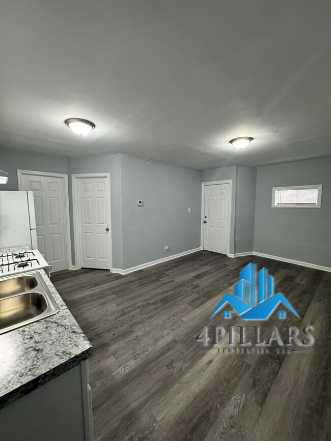 Building Photo - 3904 Deodar St