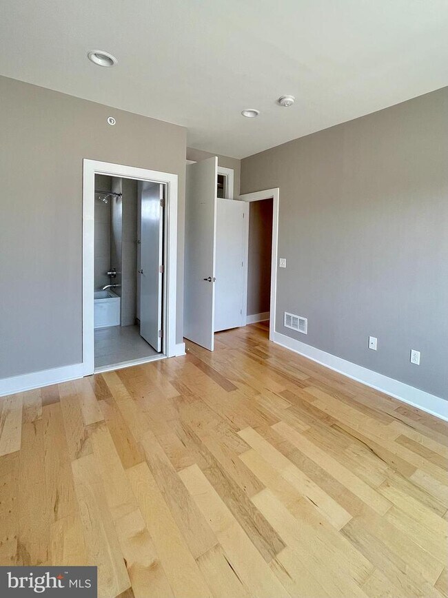 Building Photo - 916 S Darien St