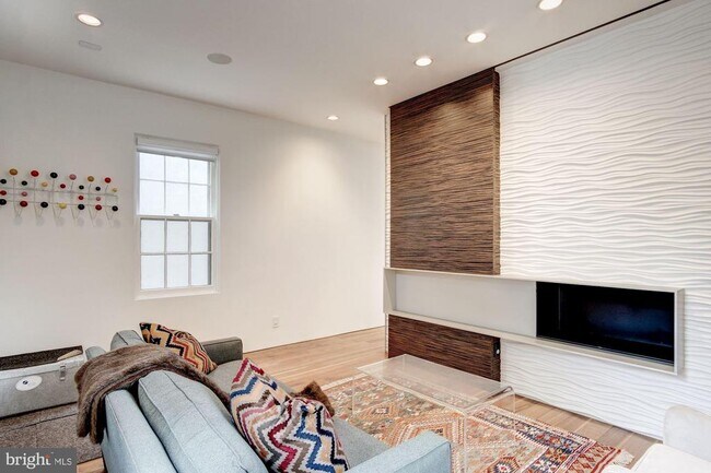 Foto del edificio - 3329 Q St NW