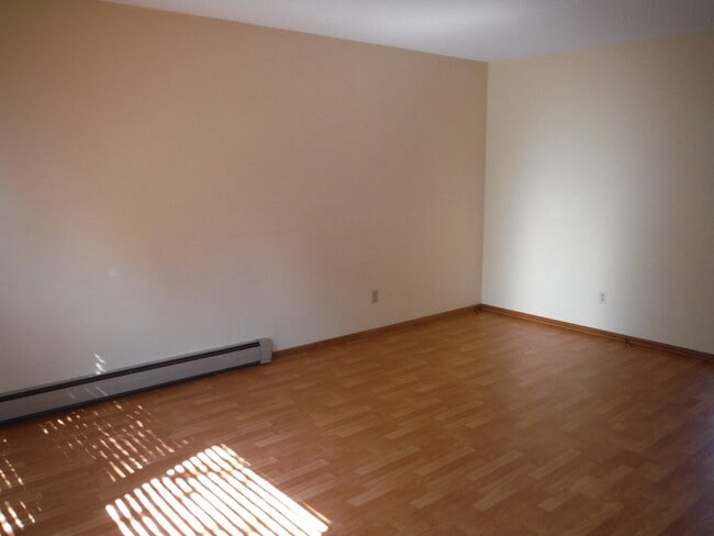 Building Photo - Cute 3 Bedroom Condo w/ Bonus Room - Walki...