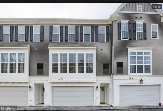 Building Photo - 3204 Greenwood Way