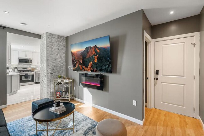 Building Photo - 32 E 44th St