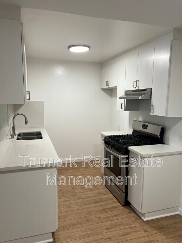 Foto del edificio - 2713 Montrose Ave