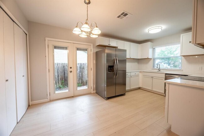 Foto del edificio - 8708 Pineridge Dr