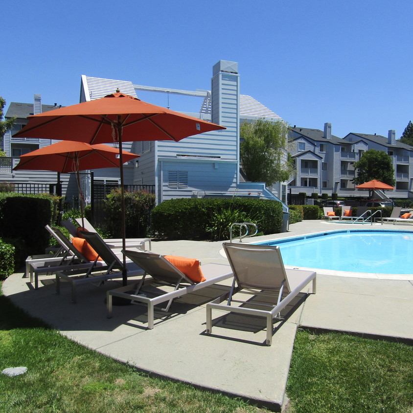 Área de piscina - Lakewood Court Apartments