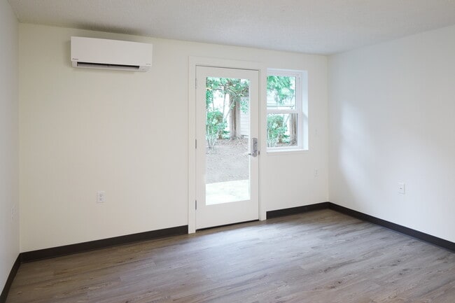 Building Photo - 643 Manbrin Dr NE