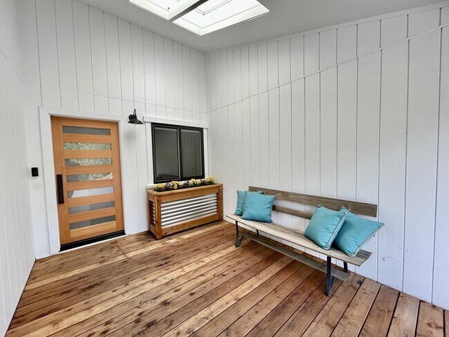 Building Photo - Great Woodside Location