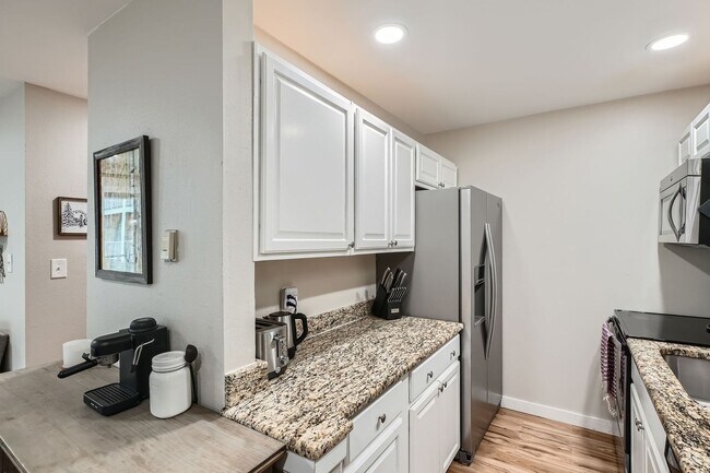 Foto del edificio - Modern Comfort Meets City Convenience in D...