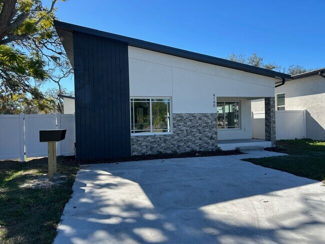 Foto del edificio - *NEW Build! Centrally located 2/2.