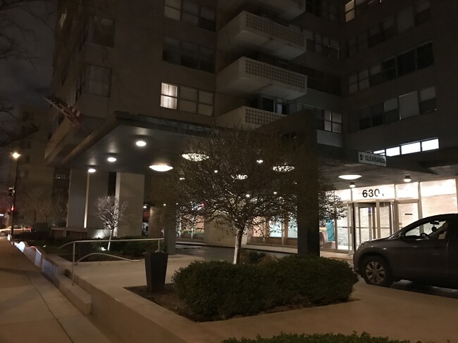 Building Photo - 6301 N Sheridan Rd
