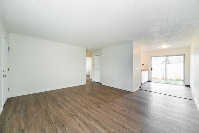 Building Photo - Charming 2 bedroom Woodstock One Level in ...
