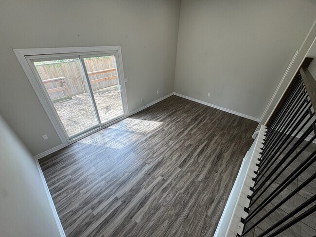 Photo du bâtiment - Updated 3 Bedroom 1.5 Bathroom Townhome in the Quiet Corunna, Ontario!