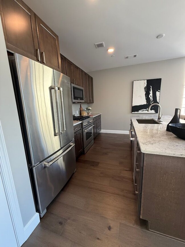Building Photo - Gorgeous 2 Bedroom 2 Bathroom Downtown Condo