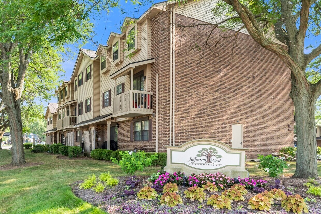Primary Photo - 1482 W Jefferson Ave