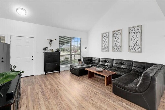 Foto del edificio - 15010 Parrish Ln