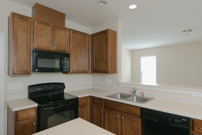 Foto del edificio - Spacious 6-Bedroom Home in Desirable Latta...