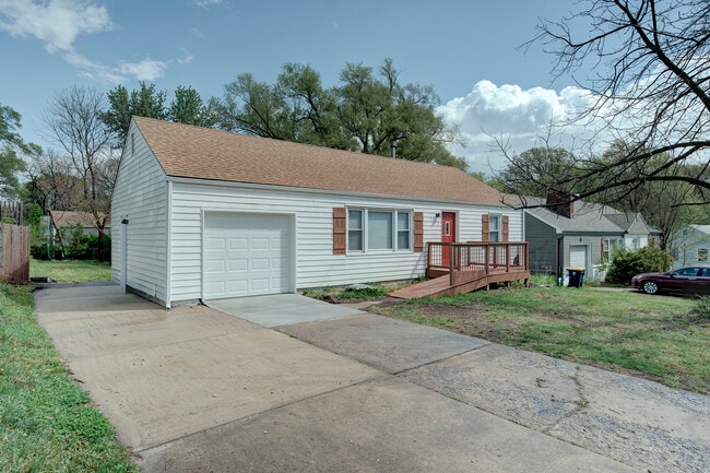 Building Photo - 3712 NE Vivion Rd