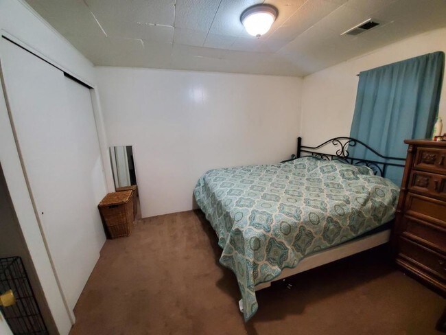 Building Photo - 1544 W Oak Street Unit 3