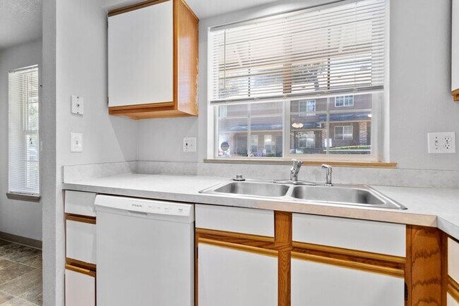 Foto del edificio - Large 2 bed 1.5bath townhouse
