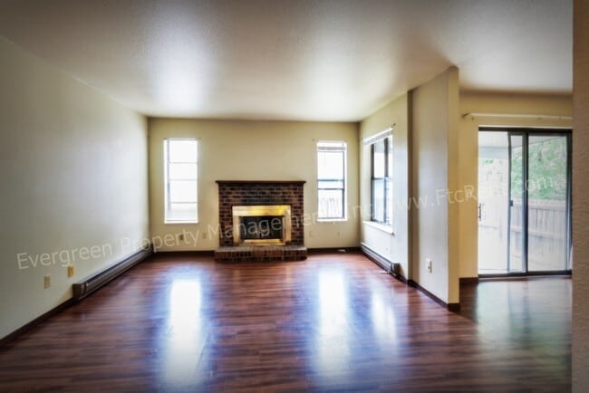 Foto del edificio - 904-906 Camelot Ct.