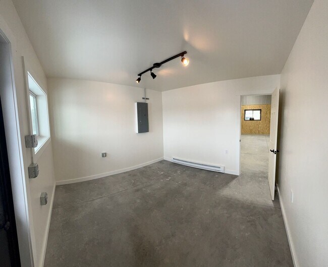 Foto del edificio - Commercial Shop Space for Lease