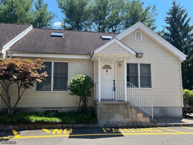 Foto del edificio - 887 Edwards Rd