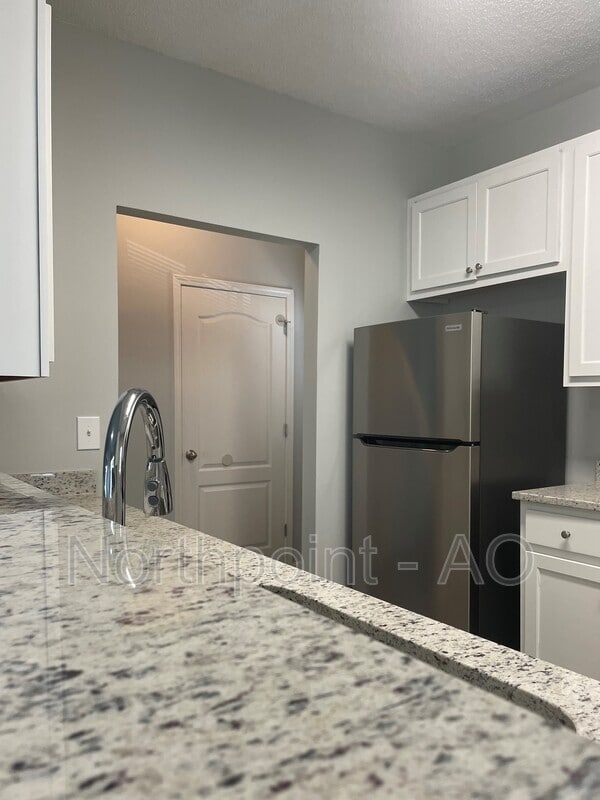 Building Photo - 8641 Thomas Ln