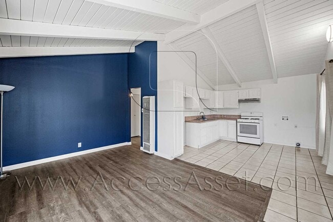 Foto del edificio - Charming Upstairs 2 Bed/1 Bath Unit With F...