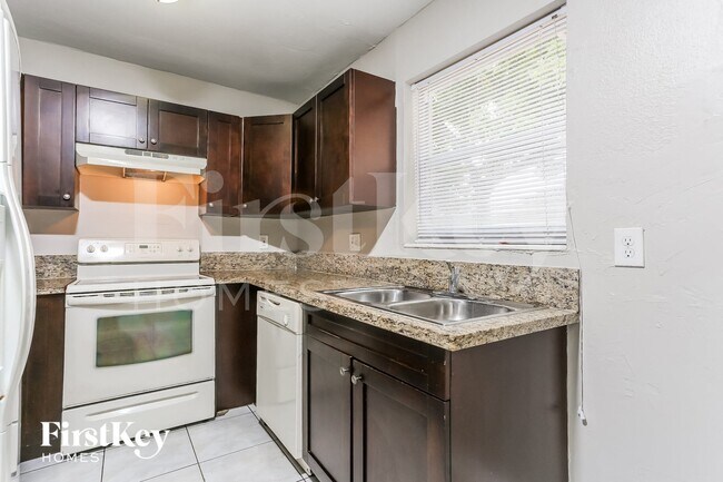 Building Photo - 4200 SW 18th St