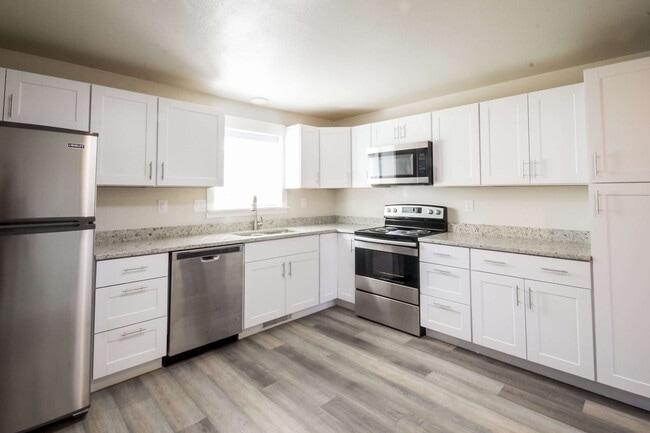 Foto del edificio - Twin Cedar Apartments -Furnished / Short Term