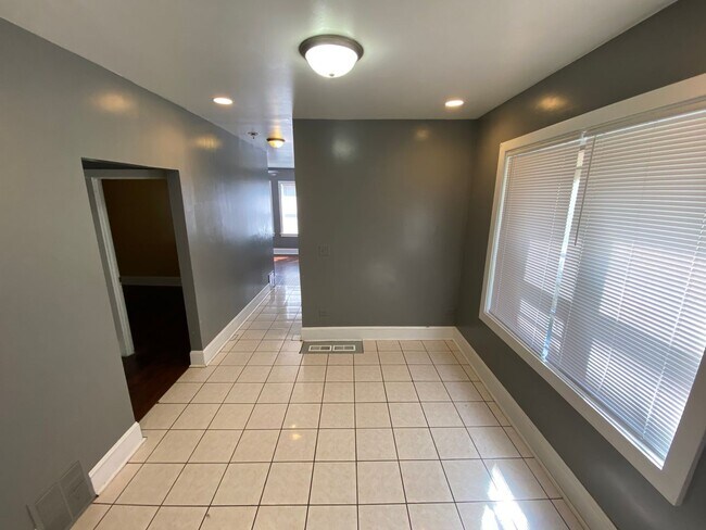 Foto del edificio - 1628 N McVicker Ave