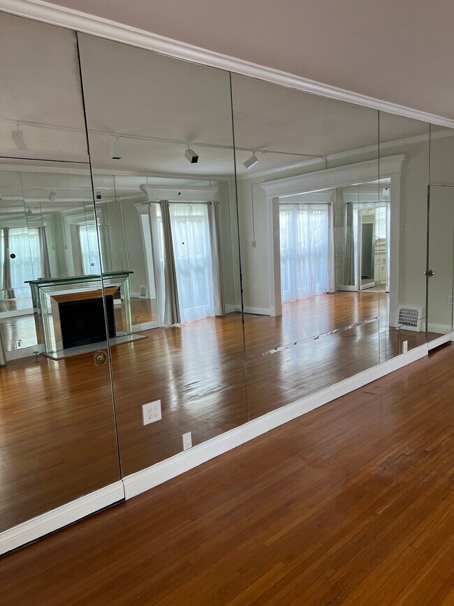 Foto del edificio - 8276 Norton Ave