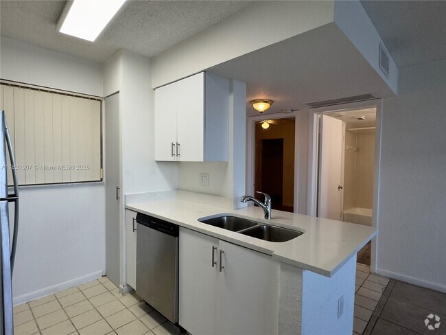 Building Photo - 2831 N Oakland Forest Dr