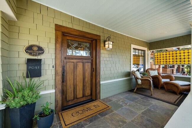 Building Photo - Classic Craftsman in University Heights