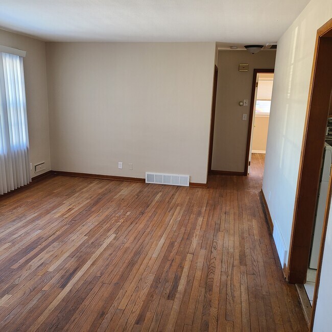Building Photo - 907 E Hosmer St