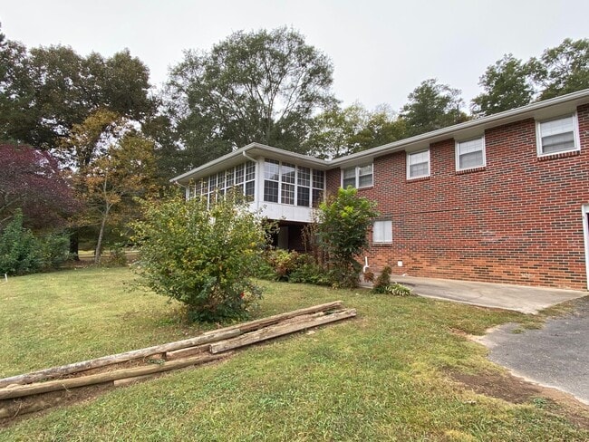 Building Photo - 122 Keown Rd SE