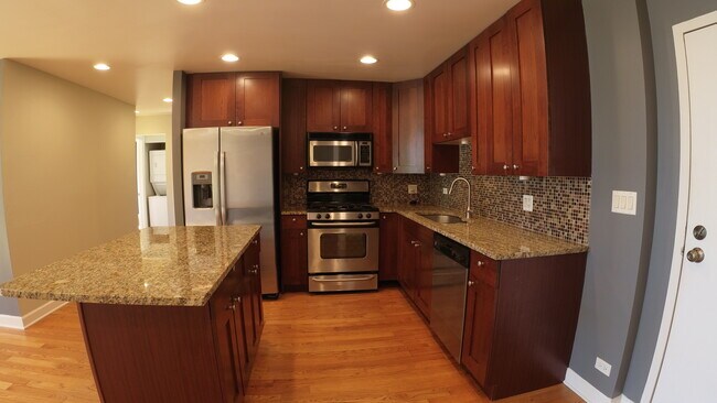 Building Photo - 3900 N Pine Grove Ave