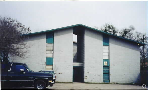 Building Photo - 2304 Mission Hill Dr