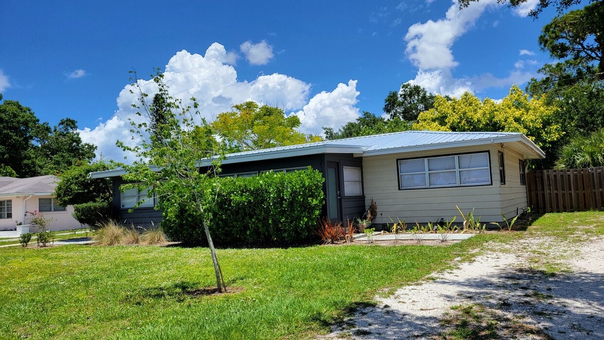 Primary Photo - Annual UNfurnished nicely renovated 2/1 ha...