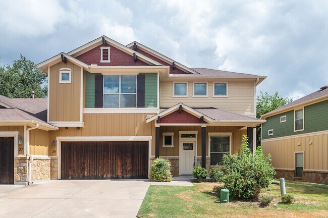 Foto del edificio - Spacious, Two Story, South Austin Condo!