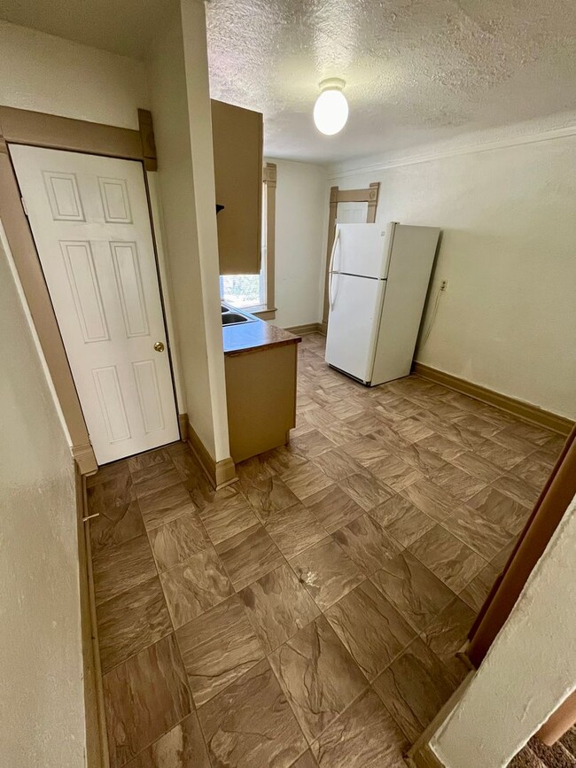 Foto del edificio - 1403 E Third St.-Attic